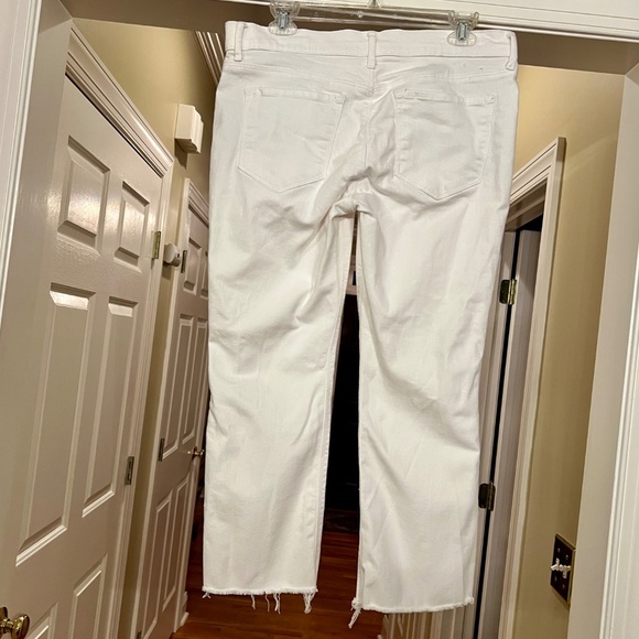 EUC Women's Old Navy Mid-Rise Flare Cropped Frayed White Jeans Size 10 Short - Picture 4 of 5